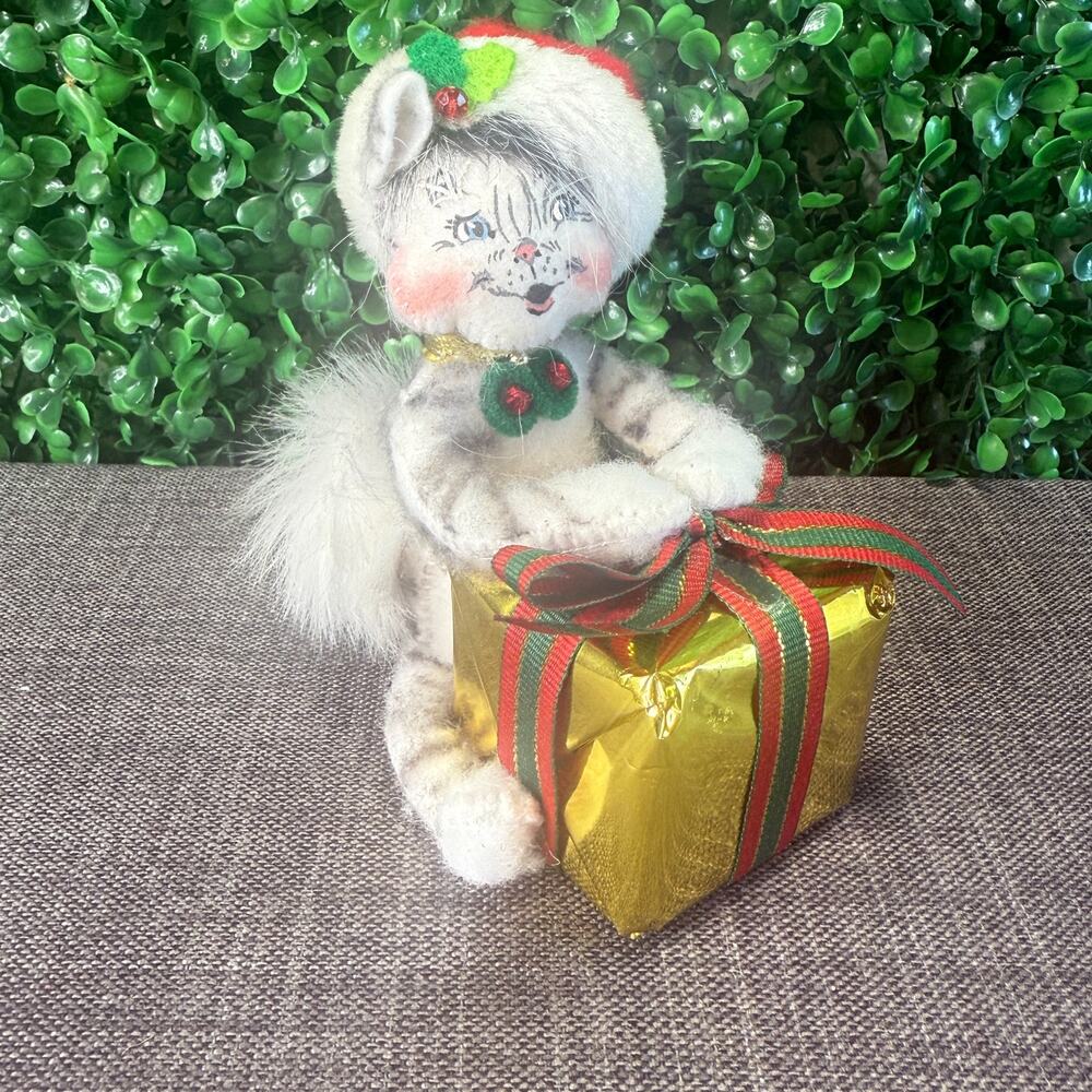 Annalee Christmas Gray Cat Kitten With Gift Figure Doll 2008 Holiday Decor